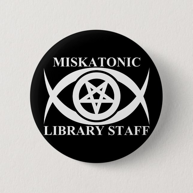 CHAPA REDONDA DE 5 CM PERSONAL DE BIBLIOTECA DE MISKATONIC (Anverso)