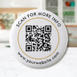 Chapa Redonda De 5 Cm Personalizado Código QR Texto de oro blanco negro<br><div class="desc">Cargue un código QR, agregue texto y cree fácilmente su botón personalizado. Haga clic en PERSONALIZAR MÁS AÚN para cambiar el color de fondo o el color del texto. Puede TRANSFERIR este DISEÑO a otros productos de Zazzle y ajustarlo para que se ajuste a la mayoría de los artículos de...</div>