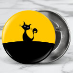 Chapa Redonda De 5 Cm Personalizado de Personalizado caprichoso de silue<br><div class="desc">Una silueta caprichosa de un gato negro sentado en lo alto de una colina con un fondo amarillo.</div>