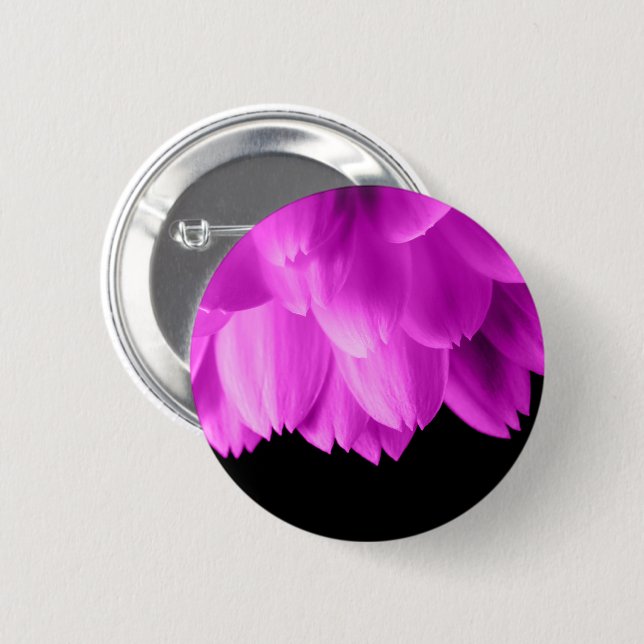 Chapa Redonda De 5 Cm Pétalos de flores rosa caliente sobre negro (Anverso y reverso)