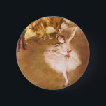 Chapa Redonda De 5 Cm Pintura estelar de bailarina de ballet Degas<br><div class="desc">Obra maestra Pintura Degas - Esta imagen de bailarina de ballet se basa en la famosa pintura de bailarina Degas, llamada "La Estrella", completada en 1878. La estrella muestra a una hermosa bailarina de ballet en el escenario, usando un tutu rosado. La bailarina de ballet Star fue representada en pastel...</div>