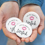 Chapa Redonda De 5 Cm Pregúntame sobre mi lápiz labial | Distribuidor De<br><div class="desc">Promueve tu Lipsense o negocio de productos de labios de una manera única y llamativa con nuestro lindo botón promocional que presenta "pregúntame sobre mi lápiz labial" en bloques de moda y tipografía manuscrita,  con un brillante ilustracion de besos de tinta rosa en el centro.</div>