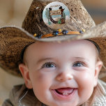Chapa Redonda De 5 Cm Primer Rodeo Cowboy Fiesta Occidental Primer Cumpl<br><div class="desc">Es el "Primer Rodeo" de tu pequeña y sabemos que estás muy emocionado. Celebre el pequeño vaquero al estilo rústico occidental de la lucioperca con este niño diseño Fiesta de primer cumpleaños. Cuenta con una base de arena acuática con cactus variados, herradura, botas y gorra de vaquero junto con un...</div>