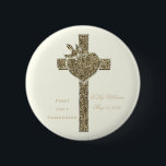 Chapa Redonda De 5 Cm Primera comunión santa o su acontecimiento<br><div class="desc">Primera comunión santa o su cruz religiosa de la mirada del oro del acontecimiento con la paloma y corazón en el fondo de marfil</div>