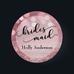 Chapa Redonda De 5 Cm Purpurina de oro Rosa Bokeh & Typography Bridesmai<br><div class="desc">Utilizando un precioso y ornamentado tipo de letra de mi colección, he creado elementos de tipografía de bonito de palabras clave, llevando los diseños al siguiente nivel. En este botón, el "tipo elegante" dice "dama de honor", dividiendo las partes de la palabra en dos líneas. El nombre se representa aquí...</div>