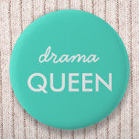 Chapa Redonda De 5 Cm Reina del drama | Moderna cita de Guay de moda Aqu<br><div class="desc">Simple y elegante "reina del drama" divertido cita la insignia del arte en la moderna tipografía minimalista en blanco sobre un fondo verde acuático que fácilmente puede ser personalizado con tus propias palabras. ¡Este diseño moderno y lindo de chicas es la declaración perfecta para ti mismo o como regalo para...</div>