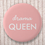 Chapa Redonda De 5 Cm Reina del drama | Moderna Diva De Estilo Rosado A<br><div class="desc">Simple y elegante "reina del drama" divertido cita la insignia del arte en la moderna tipografía minimalista en blanco sobre un suave fondo rosa que fácilmente puede ser personalizado con tus propias palabras. ¡Este diseño moderno y lindo de chicas es la declaración perfecta para ti mismo o como regalo para...</div>