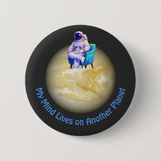 Chapa Redonda De 5 Cm Relaxed Astronaut Sitting on Planet 