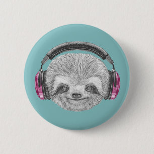 Chapa Redonda De 5 Cm Retrato De Sloth Utilización de auriculares