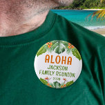 Chapa Redonda De 5 Cm Reunión familiar Palm Tropical Aloha acuarela<br><div class="desc">Botones personalizados de Family Reunion con temas tropicales o hawaianos de luau con hojas de palmera y flores tropicales de color agua y tu texto personalizado en tu elección de estilos de fuente y colores. El ejemplo muestra ALOHA y NAME FAMILY REUNION. OPCIONES: El ejemplo se muestra en el tamaño...</div>
