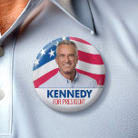 Chapa Redonda De 5 Cm Robert F Kennedy JR 2024 - con fondo de bandera<br><div class="desc">Un diseño clásico con el nombre de Kennedy y una foto con una bandera ondeando en el fondo. Estrellas patrióticas y diseño de franjas para Kennedy que postulaba a la presidencia en las elecciones de 2024.</div>