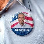 Chapa Redonda De 5 Cm Robert F Kennedy JR 2024 - con fondo de bandera<br><div class="desc">Un diseño clásico con el nombre de Kennedy y una foto con una bandera ondeando en el fondo. Estrellas patrióticas y diseño de franjas para Kennedy que postulaba a la presidencia en las elecciones de 2024.</div>