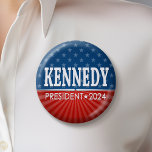 Chapa Redonda De 5 Cm Robert F Kennedy JR 2024 - estrellas a rayas<br><div class="desc">Estrellas patrióticas y diseño de franjas para Kennedy que postulaba a la presidencia en las elecciones de 2024.</div>