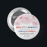 Chapa Redonda De 5 Cm ¿Rojo, Blanco y Quién? 4 De Julio Fiesta De Revela<br><div class="desc">Celebren con estilo con estos divertidos y muy modernos botones de revelar fiestas del 4 de julio. Este diseño es fácil de personalizar con la redacción de su evento especial y sus invitados estarán encantados cuando reciban estos fabulosos botones. Se pueden encontrar elementos coincidentes en la colección.</div>