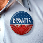 Chapa Redonda De 5 Cm Ron DeSantis 2024 - diseño de estrellas y rayas<br><div class="desc">Un diseño de apoyo a la campaña electoral de Ron DeSantis. Un diseño moderno y minimalista que separa a nuestros huéspedes de la multitud. Este diseño clásico es audaz y fácil de leer. DeSantis es muy grande y se puede ver desde lejos.</div>