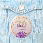 Chapa Redonda De 5 Cm rosa de oro de 70 años con confetti y flores<br><div class="desc">Glamuroso con oro rosa elegante y moderno, fondo de gradiente rosa de color rosa para 70 años. Con un marco de oro falso, flores acuáticas ultra violeta y violeta y lluvia de confeti dorado. Plantillas para nombres, edad y fecha, letras de color púrpura y dorado. Perfecto como favor de la...</div>