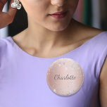 Chapa Redonda De 5 Cm Rosa oro purpurina plata polvo monograma etiqueta<br><div class="desc">Un elegante rosa dorado falso fondo metálico. Decorada con polvo falso purpurina de plata. Personaliza y agrega tu nombre. El nombre se escribe con un guión de estilo con letras a mano.</div>