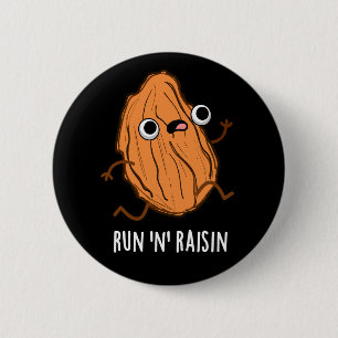 Chapa Redonda De 5 Cm Run N Raisin Funny Food Pun Dark BG