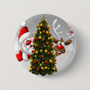 Chapa Redonda De 5 Cm Santa claus y reno detrás de un árbol de navidad.j