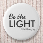 Chapa Redonda De 5 Cm Sé la luz | Mateo 5:14 Biblia versus cristiano<br><div class="desc">Las escrituras cristianas simples y elegantes citan el diseño del arte con verso biblial "Be the Light - Matthew 5:14" en la tipografía minimalista moderna de negro. Este diseño moderno y moderno es la declaración perfecta de regalo y moda. | #cristiana #religión #Escrituras #fe #Bible #jesus #bethelight</div>