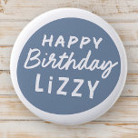 Chapa Redonda De 5 Cm Sencillo y moderno Personalizado Saludo de cumplea<br><div class="desc">El diseño es moderno y sencillo. Añadir un nombre de celebración de cumpleaños</div>