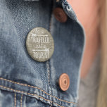 Chapa Redonda De 5 Cm Ser viajero, no una cita de tipografía turística<br><div class="desc">Nuestro botón de citas inspirador en la moda de los vagones incluye "Sé un viajero, no un turista" en la tipografía de bloques de monolina blanca y escritura, adornado con dos ilustraciones de flecha y colocado sobre un mapa del mundo de 1708 con tonos sepia de los archivos digitales de...</div>