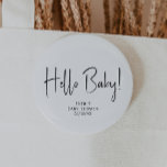 Chapa Redonda De 5 Cm Simple y moderna Baby Shower Hello Baby<br><div class="desc">Celebre su pequeña habitación con nuestro moderno y sencillo botón de bebé de bienvenida neutro, con un diseño minimalista en blanco y negro, moderno y bonito. Con su estética limpia e inspirada en el boho, la atmósfera contemporánea y neutral en cuanto a género es perfecta para dar la bienvenida a...</div>