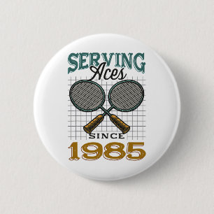 Chapa Redonda De 5 Cm Sirviendo Aces desde 1985 Nacimiento de Badminton