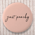 Chapa Redonda De 5 Cm Sólo Peachy | Guión Minimalista moderno<br><div class="desc">Sencillo y elegante personalizado "sólo de chispa" cita el diseño del arte en la moderna tipografía escrita a mano en un estilo de diseño minimalista con un fondo de color durazno pastel.</div>