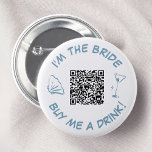 Chapa Redonda De 5 Cm Soy la novia me compra un código QR para beber<br><div class="desc">Haga un chapoteo en la fiesta de la soltera con este botón "Soy la novia, ¡cómprame una bebida!". Con una polvorienta concha azul de moda y un cristal de martini, este diseño es tan refrescante como un cóctel de playa. Con un cómodo código QR, es fácil para los amigos bañar...</div>