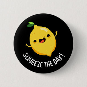 Chapa Redonda De 5 Cm Squeeze The Day Funny Fruit Lemon Pun Dark BG
