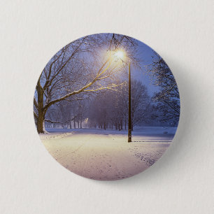 Chapa Redonda De 5 Cm Street lights and covered in snow trees