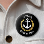 Chapa Redonda De 5 Cm Su nombre de barco Capitán Anchor Laurel Negro<br><div class="desc">Un botón personalizado con el nombre de su barco, el apellido u otro texto deseado y el título del capitán u otro rango según sea necesario. Con un ancla náutica diseñado por un personalizado, hojas de laurel de estilo dorado y emblema estrella sobre negro o ajustar fácilmente el color primario...</div>
