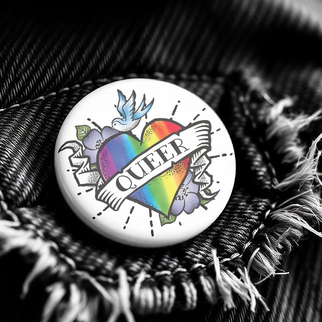 Chapa Redonda De 5 Cm Tatuaje del corazón homosexual ( Featuring a realistic image of a rainbow colored heart with Queer proudly written on the front. )