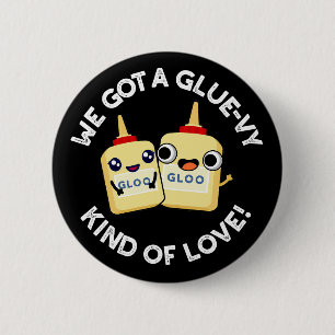 Chapa Redonda De 5 Cm Tenemos Una Glue De Amor Glue Pun Dark BG