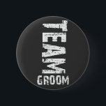 Chapa Redonda De 5 Cm Texto de grumos extra grandes de Team Groom<br><div class="desc">Un texto extra grande de aspecto "grunge" dice: "Team Groom". ¡Este diseño es ideal para una excursión en la Bachelor Party! No olvide que los diseños de "Team Bride" coinciden. Copie y pegue este texto en la ventana de su navegador para ver estos diseños: http://www.zazzle.com/exclusivelyweddings*/gifts?cg=196481553580698855</div>