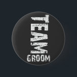 Chapa Redonda De 5 Cm Texto de grumos extra grandes de Team Groom<br><div class="desc">Un texto extra grande de aspecto "grunge" dice: "Team Groom". ¡Este diseño es ideal para una excursión en la Bachelor Party! No olvide que los diseños de "Team Bride" coinciden. Copie y pegue este texto en la ventana de su navegador para ver estos diseños: http://www.zazzle.com/exclusivelyweddings*/gifts?cg=196481553580698855</div>