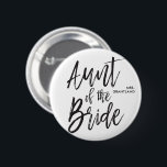 Chapa Redonda De 5 Cm Tía de la boda de la escritura de la novia el |<br><div class="desc">Haga a la tía del suplemento de la sensación de la novia apreciado con de encargo especial los botones personalizados este nombre.

Ofrece las palabras "tía de la novia" en una escritura elegante.</div>