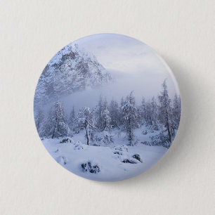 Chapa Redonda De 5 Cm Tierras maravillosas del invierno, niebla, bosque