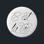 Chapa Redonda De 5 Cm Tipografía de la Moda de la cita de C'est La Vie<br><div class="desc">¡Es La Vie! Botón pi moderno y de moda con tipografía de guión de moda. Personalice agregando un nombre. Este botón de comillas tipográficas será perfecto como regalo.</div>