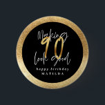 Chapa Redonda De 5 Cm Tipografía moderna color negro y oro 90 cumpleaños<br><div class="desc">Tipografía moderna fiesta de cumpleaños 90 en negro y oro</div>