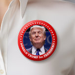 Chapa Redonda De 5 Cm Trump 2024 con foto y frontera roja<br><div class="desc">Diseño de una campaña fotográfica para Donald Trump en las elecciones presidenciales de 2024. Este botón incluye a Donald con un borde azul y rojo alrededor de la foto. El tipo dice que Donald Trump será presidente - 2024. Para obtener los mejores resultados, el detalle de este diseño se muestra...</div>