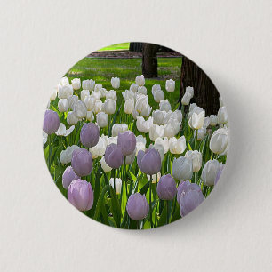 Chapa Redonda De 5 Cm Un broche con hermosas flores blancas y violetas.
