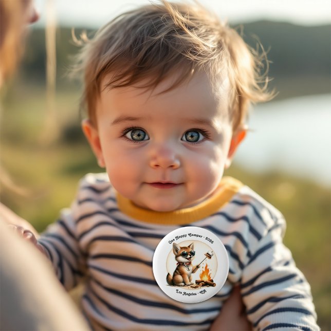 Chapa Redonda De 5 Cm Un Camper Feliz Campeón Coyote Primer Cumpleaños (One Happy Camper Coyote Camping 1st Birthday Button)