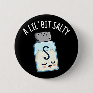 Chapa Redonda De 5 Cm Un Lil Bit Salty Funny Salt Shaker Pun Dark BG