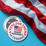 Chapa Redonda De 5 Cm Un voto para Trump es la tiranía que elige la demo<br><div class="desc">Un voto para Trump es tiranía,  elegir democracia. Un botón demócrata patriótico para las elecciones de 2024 recordando a los votantes que Donald Trump cometió traición contra Estados Unidos de América. Un diseño de bandera estadounidense para un patriota que está en contra del fiesta republicano.</div>