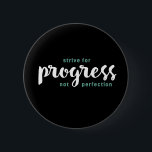Chapa Redonda De 5 Cm Una palabra que dice progreso Inspirador<br><div class="desc">Esforzarse por el progreso no por la perfección. Cita inspiradora y motivacional y decir diseño con mensaje positivo y eslogan de la vida edificante. Mercadería de arte de tipografía de Guay para aquellos que buscan una palabra que defina tu actitud y buena onda. Perfecto para los que aman la graciosa...</div>