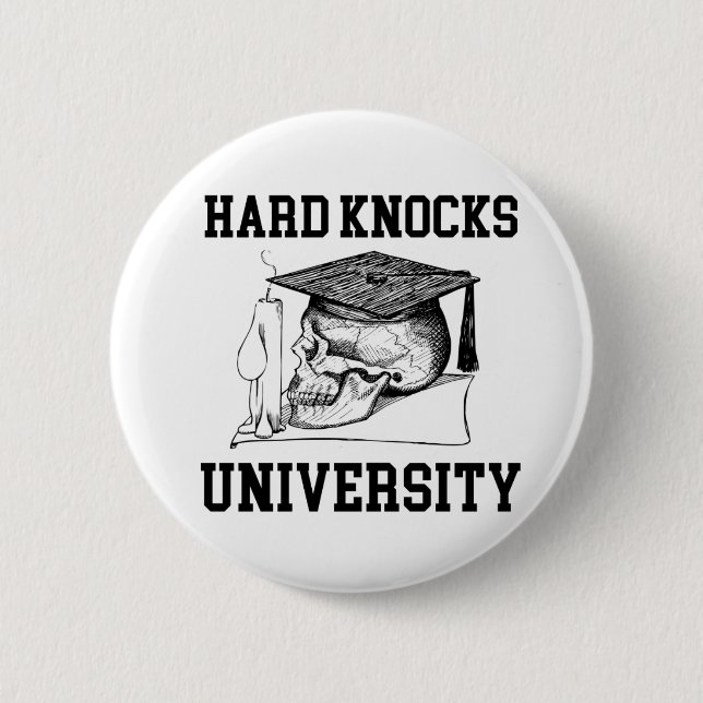 Chapa Redonda De 5 Cm UNIVERSIDAD DE HARD KNOCKS - Escuela de golpes dur (Anverso)
