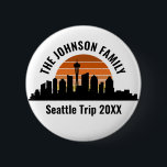 Chapa Redonda De 5 Cm Vacaciones familiares de Personalizados de la líne<br><div class="desc">Botones personalizados de viaje de Seattle de Guay con el perfil de la ciudad al atardecer. Una silueta de los edificios de la ciudad en Washington,  incluyendo la aguja espacial sobre su texto personalizado para sus vacaciones familiares.</div>