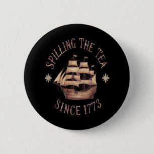 Chapa Redonda De 5 Cm Vertiendo El Té Desde 1773 Meme De Moda